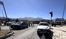Erzurum'da cezaevi aracı ile otomobilin çarpıştığı kazada 9 kişi yaralandı