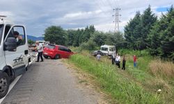 Samsun'da üç aracın karıştığı trafik kazasında 2 kişi yaralandı