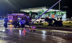 Sinop'ta aydınlatma direğine çarpan otomobildeki 1 kişi öldü, 2 kişi yaralandı