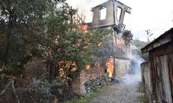Sinop'ta tarihi ahşap bina yangında kullanılamaz hale geldi