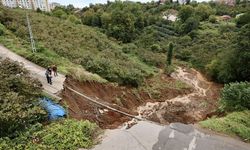 Trabzon'da toprak kayması nedeniyle mahalle yolunda çökme meydana geldi