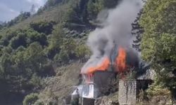 Çıkan yangında ev yanarak kül oldu