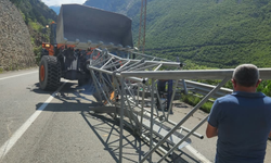 Seyir Halindeki Çekicinin Damperi Tabelaya Çarptı