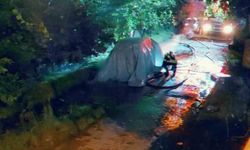 Trabzon'da park halindeki elektrikli otomobil gece yandı