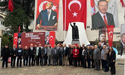 CHP Artvin’den Cumhuriyet Bayramı’nda Atatürk Anıtı’na çelenk