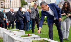 Özgür Özel, Borçka Şehitliği’ni Ziyaret Etti