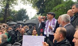 Özgür Özel Hopa’da: Yağmura rağmen yoğun katılım