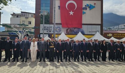 Zafer Bayramı Çelenk Töreniyle Başladı
