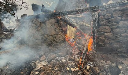Yusufeli’nde 3 Katlı Ev Küle Döndü