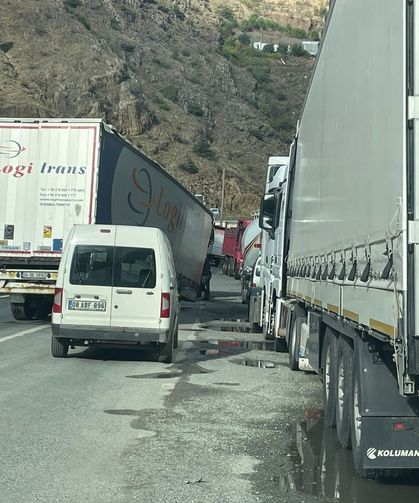 Ardanuç Yolu'nda Trafik Aksadı