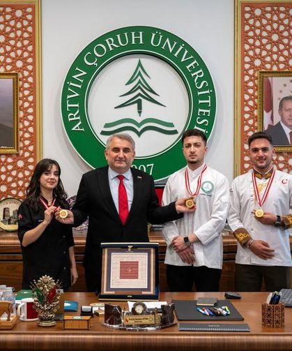 AÇÜ’de “Ahi Sancağı” Gururu