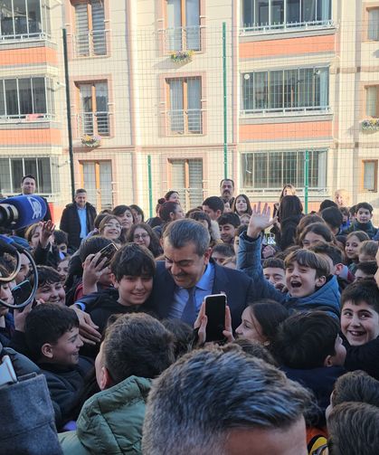 Öğrencilerden Bakan Tekin’e Yoğun İlgi