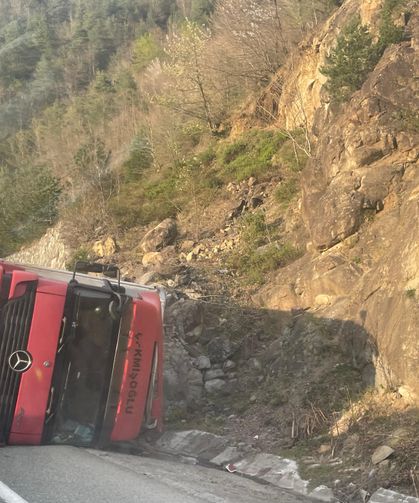 Borçka-Artvin Yolunda Tır Devrildi
