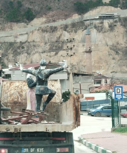 Heykel Tartışmasına Esprili Yanıt