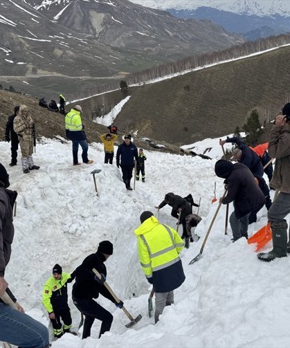 Artvin'de Çığ Altında Kalan Çobanı Arama Çalışmaları Sürüyor