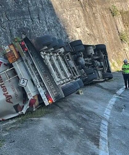 Artvin Borçka Yolu’nda Mazot Yüklü Tanker Devrildi: Facianın Eşiğinden Dönüldü