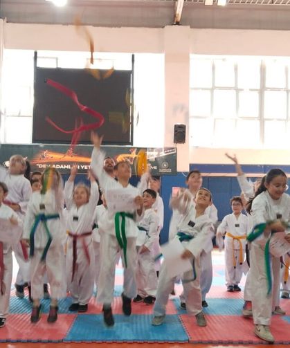 73 Sporcu kuşak atladı