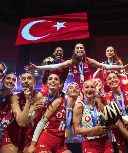 A Milli Kadın Voleybol Takımı kupasını aldı