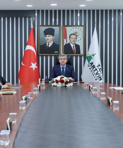 Artvin Valisi Ergün, muhtarlarla bir araya geldi