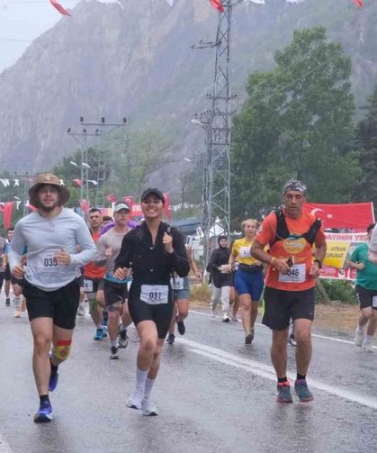 21 kilometrelik dağ koşusunda nefes kesen mücadele