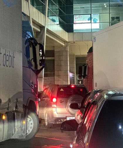 Sarp’ta Gece Çilesi: Küçük Araçlar TIR Kuyrukları Arasında Mahsur Kalıyor