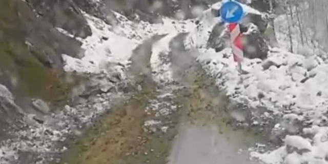Ardanuç'ta yamaçtan kayan taşları görerek aracını durduran sürücü heyelandan kurtuldu