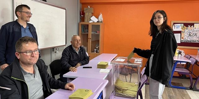 18 yaşındaki seçmen doğum gününde ilk oyunu kullandı
