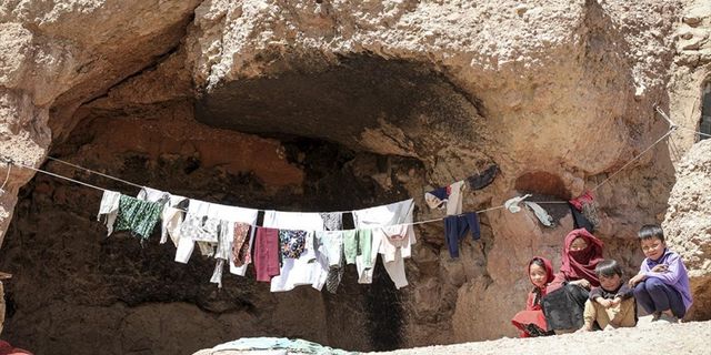 Afganistan'da binlerce aile mağaralarda yaşam mücadelesi veriyor