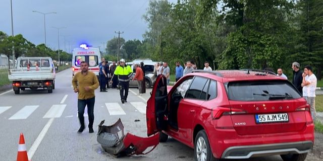 Samsun'da otomobil hafif ticari araca çarptı 2 kişi yaralandı
