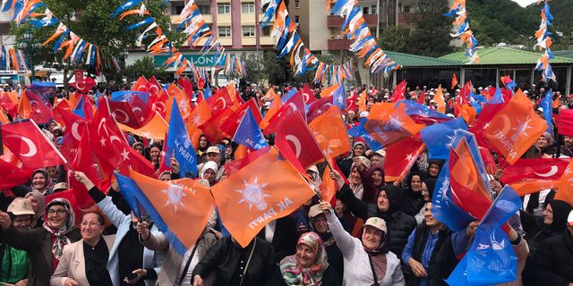 Ak Parti Borçka’da miting yaptı: Türkiye'yi bölmeye çalışanlara Borçka'dan haykırıyoruz boş hayal peşindesiniz