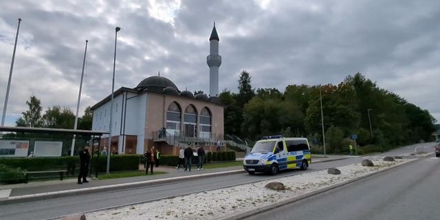 İsveç'te bir Iraklı, cami önünde Kur'an-ı Kerim'e saldırdı