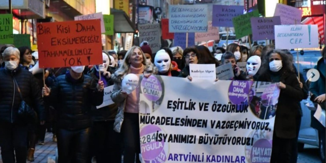 Kadınlar sokağa çıkıyor