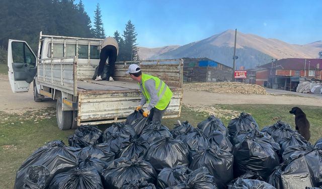 Kümbet Yaylası'nda 2 ton çöp toplandı