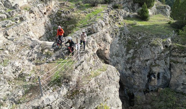 Adrenalin tutkunları kanyondan bisikletle indi