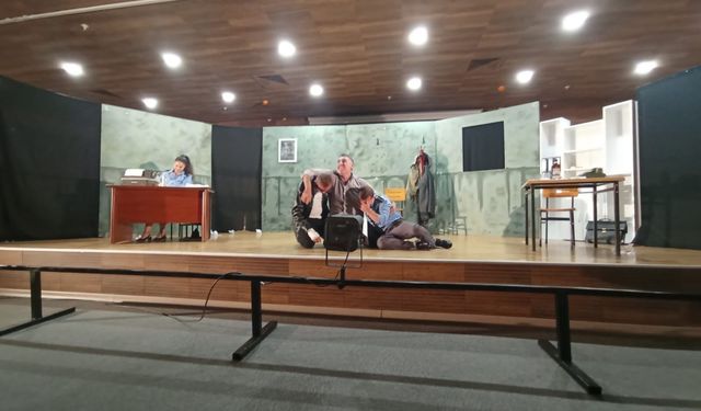 Cam Kırıkları Oyunu Seyirciyle Buluşuyor