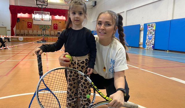 Çocuklar Tenis Sporunu Öğreniyor