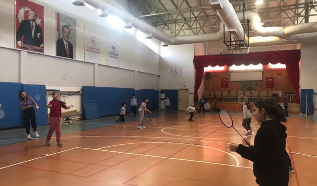 Gençler Badminton Sporunu Öğreniyor