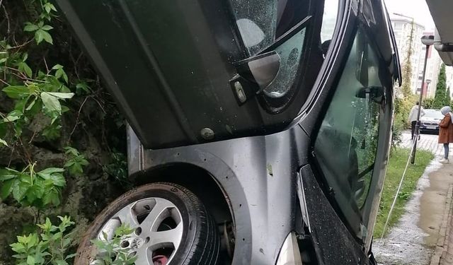 Park Halindeki Otomobil İstinat Duvarından Düştü