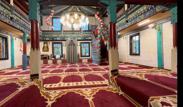 İremit Camii renkli mimarisiyle dikkat çekiyor