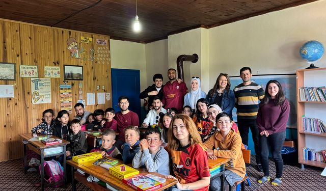 Genç Gönüllüler Köy Okulunu Boyadı