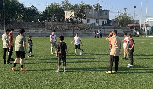 Gençler İçin Futbol Sahasını Yenileyen Köylüler, Şimdi De Tribün Yapıyor