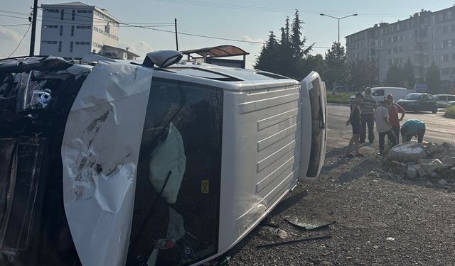 Minibüs ile kamyonetin çarpıştığı kazada 7 kişi yaralandı