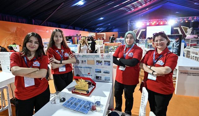 Lise öğrencilerinin projesi, karı en hızlı siyah renkli plastiğin erittiğini gösterdi