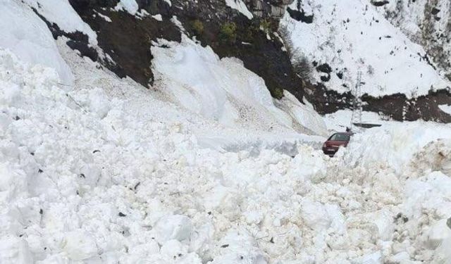 Çığ Düştü, Yol Trafiğe Kapatıldı