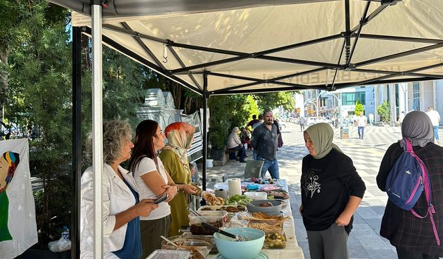 Sokak hayvanları yararına kermes kuruldu