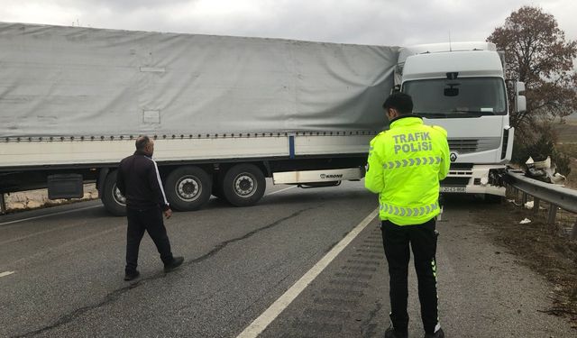 Tırın Makaslaması Sonucu Çorum Samsun Kara Yolu 1 Saat Ulaşıma Kapandı