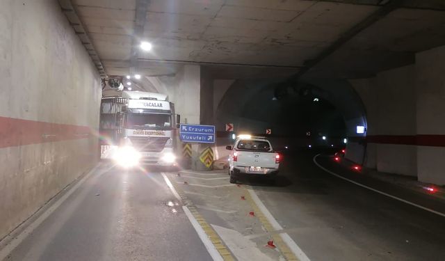 T 21 Tünelinde TIR Sıkıştı Yol Trafiğe Kapandı