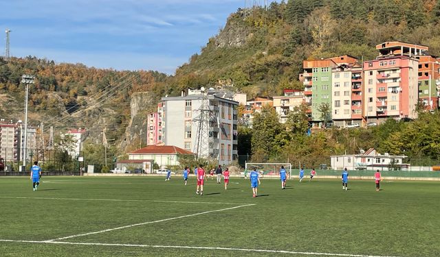 İlçe Stadında Futbol Coşkusu