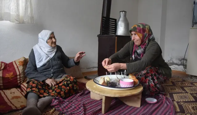 Engelli Kadın 50 Yıldır Evlatlık Verildiği Halası ile Hayatı Paylaşıyor
