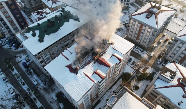 5 Katlı Binanın Çatısında Çıkan Yangın Söndürüldü